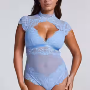 Dieser edle Body ergänzt deinen Look mit einem stylishen Flair. Er ist nahezu vollständig aus Spitze gefertigt. Das perfekte Modell für einen schönen Ausgeh-Abend! Kurze Ärmel Spitze Tiefer V-Ausschnitt Transparent Die Spitze ist zu 52 % aus recyceltem Polyamid hergestellt